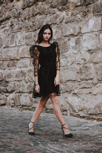 Siyah saçlı kız. Siyah dantelli elbise. Model çekimi. Moda ve