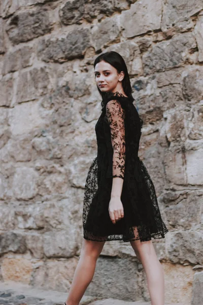 Chica de pelo negro. Vestido de encaje negro. Modelo de disparo. Moda y — Foto de Stock