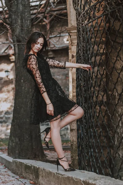 Μελαχρινή κοπέλα. Μαύρο δαντελωτό φόρεμα. Πυροβολισμός μοντέλου. Μόδα και — Φωτογραφία Αρχείου