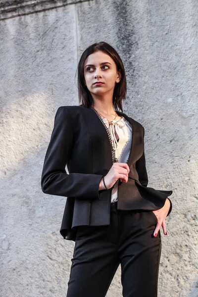 Chica de pelo negro.Mujer de negocios en traje clásico negro.Blanco blo — Foto de Stock