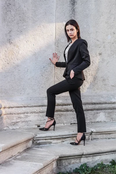 Chica de pelo negro.Mujer de negocios en traje clásico negro.Blanco blo — Foto de Stock