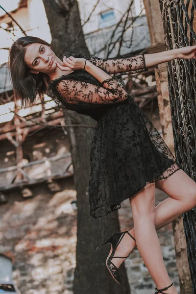 Μελαχρινή κοπέλα. Μαύρο δαντελωτό φόρεμα. Πυροβολισμός μοντέλου. Μόδα και — Φωτογραφία Αρχείου