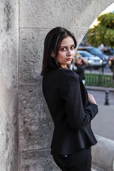 Chica de pelo negro.Mujer de negocios en traje clásico negro.Blanco blo — Foto de Stock