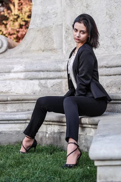Μαύρα μαλλιά κορίτσι.Επιχειρηματική γυναίκα σε μαύρο κλασικό κοστούμι. — Φωτογραφία Αρχείου