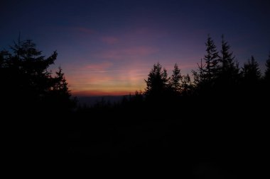Gün batımı. Ukrayna 'da sonbahar Karpatları. Seyahat.