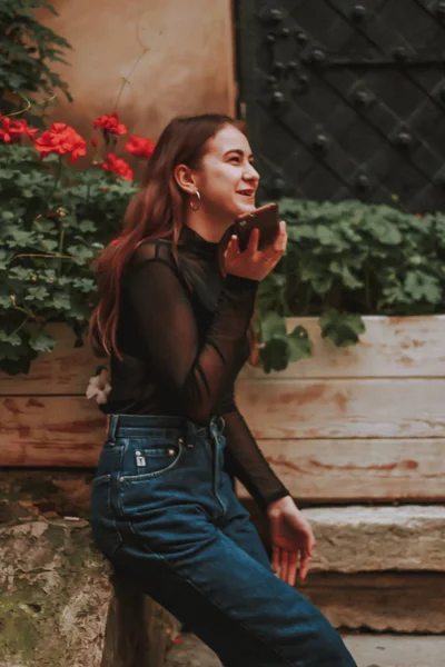 Uma rapariga a falar ao telefone. Cabelo castanho. Mulher de negócios. Colo quente — Fotografia de Stock