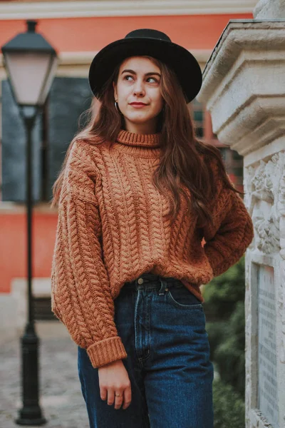 Fotografia de outono. Estilo e moda. Casaco de trincheira marrom, tricô — Fotografia de Stock