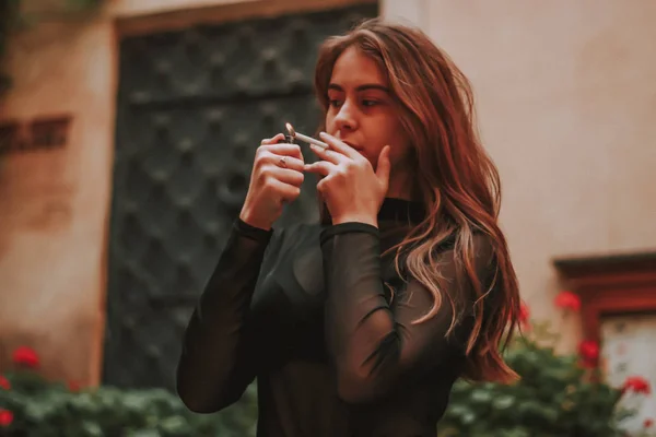 Menina elegante fuma um cigarro. Fumar. Fumaça. Preto elegante golfe — Fotografia de Stock