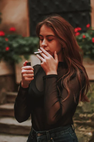 Menina elegante fuma um cigarro. Fumar. Fumaça. Preto elegante golfe — Fotografia de Stock