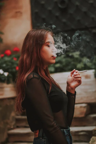 Menina elegante fuma um cigarro. Fumar. Fumaça. Preto elegante golfe — Fotografia de Stock