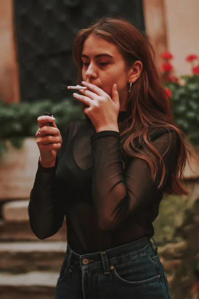 Menina elegante fuma um cigarro. Fumar. Fumaça. Preto elegante golfe — Fotografia de Stock