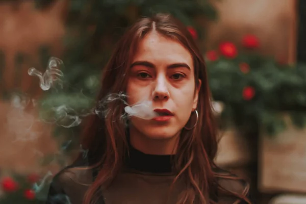 Menina elegante fuma um cigarro. Fumar. Fumaça. Preto elegante golfe — Fotografia de Stock