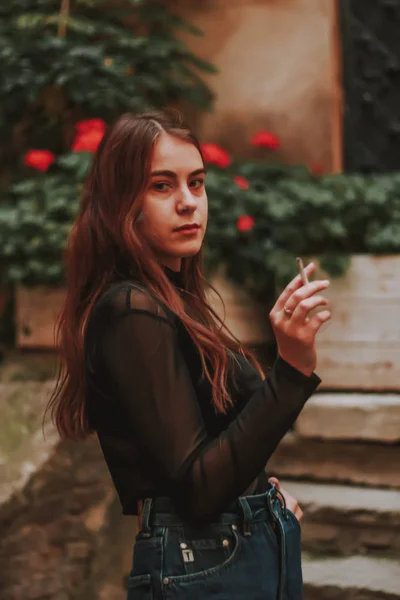 Menina elegante fuma um cigarro. Fumar. Fumaça. Preto elegante golfe — Fotografia de Stock