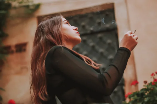 Menina elegante fuma um cigarro. Fumar. Fumaça. Preto elegante golfe — Fotografia de Stock