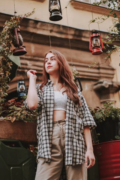 Camisa menina elegante e calças bege. Floresce. Fashion. Mulher com — Fotografia de Stock