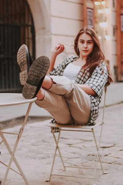 Camisa menina elegante e calças bege. Floresce. Fashion. Mulher com — Fotografia de Stock