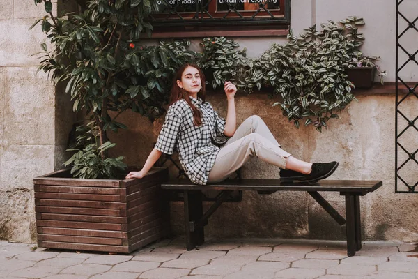 Camisa menina elegante e calças bege. Floresce. Fashion. Mulher com — Fotografia de Stock