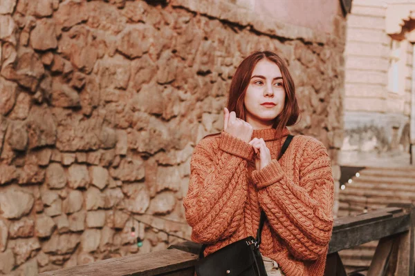 Menina elegante em camisola de malha. Moda. Mulher com cabelo escuro . — Fotografia de Stock