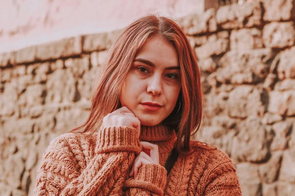 Menina elegante em camisola de malha. Moda. Mulher com cabelo escuro . — Fotografia de Stock