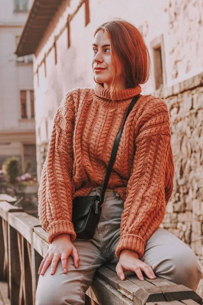 Menina elegante em camisola de malha. Moda. Mulher com cabelo escuro . — Fotografia de Stock