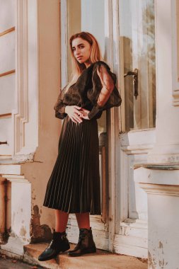 Şık bir sonbahar modasına uygun bir kız imajı. Siyah geniş kollu b