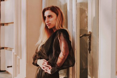 Şık bir sonbahar modasına uygun bir kız imajı. Siyah geniş kollu b