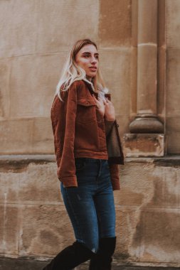 Şık bir sonbahar modasına uygun bir kız imajı. Kahverengi ceketli.