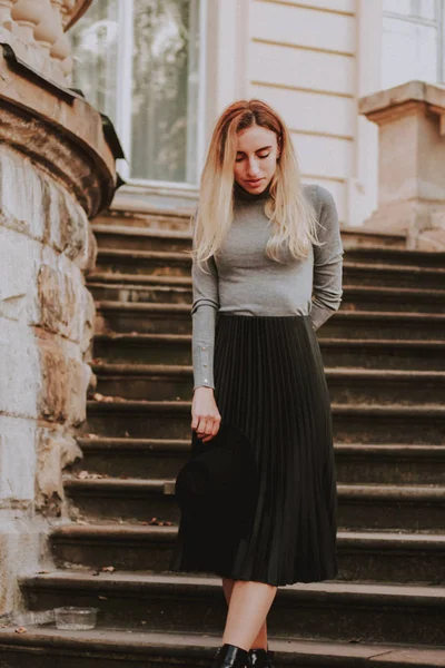 Elegante imagen de moda de otoño de una chica. Blazer gris, pliegues — Foto de Stock