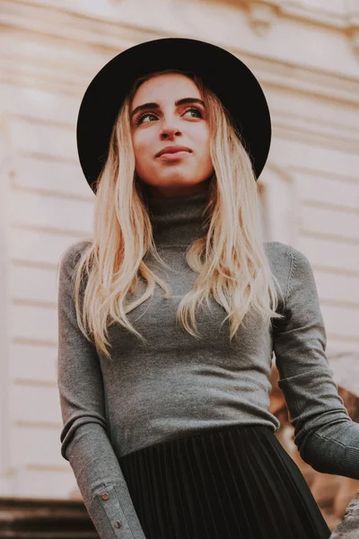 Snygg höst fashionabla bild av en flicka, svart hatt. Grå bloss — Stockfoto