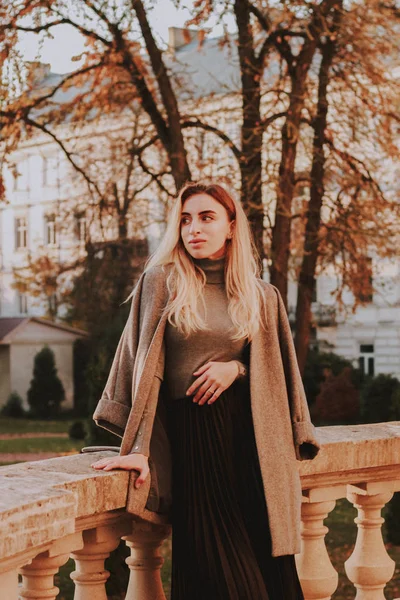 Stilvolle Herbst modische Mädchen Bild. grauer Blazer, Faltenrock — Stockfoto