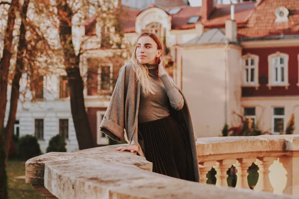 Imagem de menina na moda de outono elegante. Blazer cinza, skir plissado — Fotografia de Stock