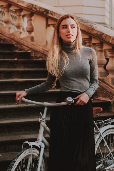 Outono elegante imagem elegante de uma menina. Blazer cinza e súplica — Fotografia de Stock