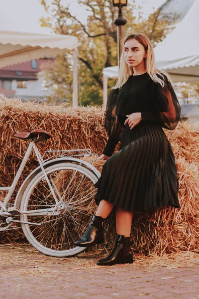 Elegante imagen de moda de otoño de una chica. Negro de manga ancha b — Foto de Stock