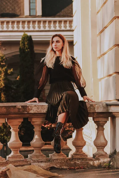 Elegante imagen de moda de otoño de una chica. Negro de manga ancha b — Foto de Stock