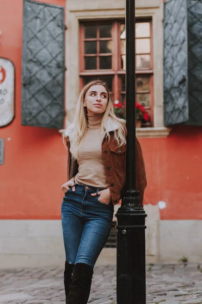 Outono elegante imagem elegante de uma menina. Casaco castanho com fu — Fotografia de Stock