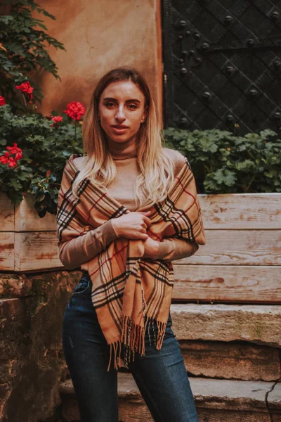 Imagem na moda de outono elegante de uma menina.Use em jeans, botas — Fotografia de Stock