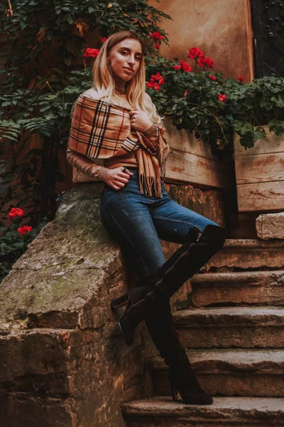 Imagem na moda de outono elegante de uma menina.Use em jeans, botas — Fotografia de Stock