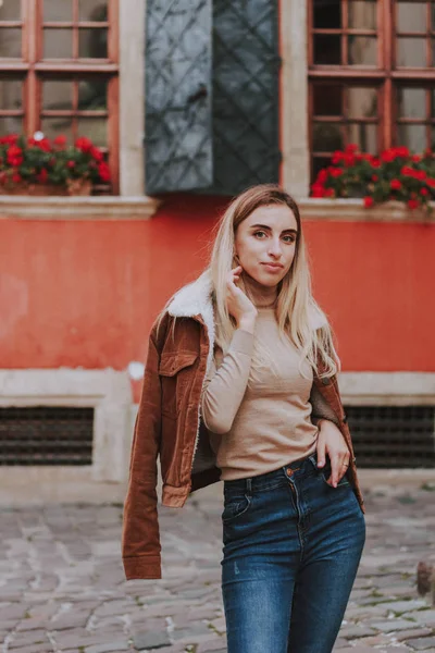 Outono elegante imagem elegante de uma menina. Casaco castanho com fu — Fotografia de Stock