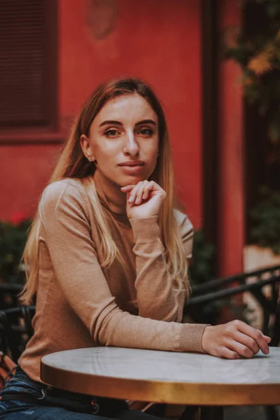 Imagem na moda de outono elegante de uma menina.Use em jeans, botas — Fotografia de Stock