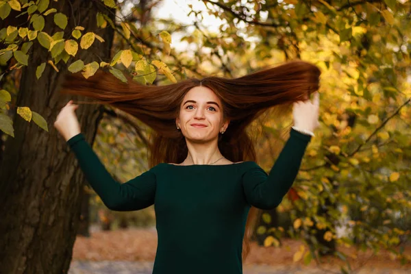 Retratos de chicas de otoño. Vestido esmeralda. Hojas amarillas y árboles. P — Foto de Stock