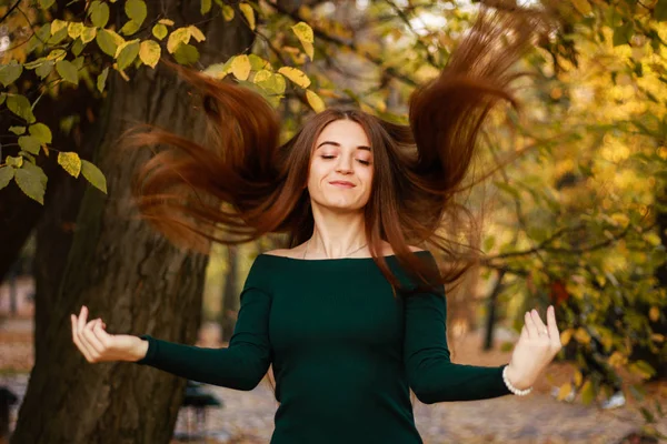 Retratos de chicas de otoño. Vestido esmeralda. Hojas amarillas y árboles. P — Foto de Stock