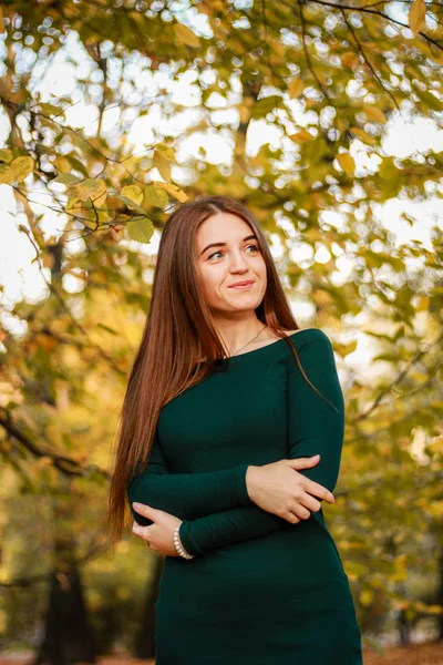Podzimní dívčí portréty. Smaragdové šaty. Žluté listí a stromy. P — Stock fotografie