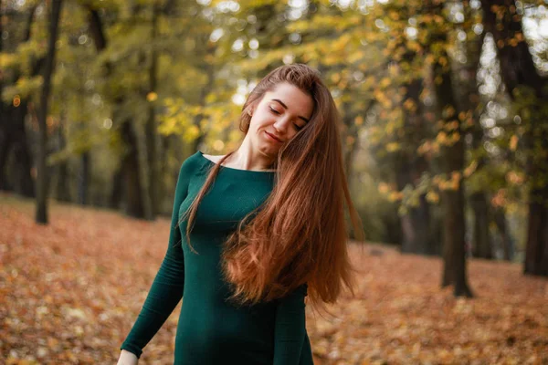 Retratos de chicas de otoño. Vestido esmeralda. Hojas amarillas y árboles. P — Foto de Stock