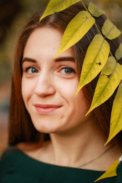 Höstflickeporträtt. Smaragdklänning. Gula blad och träd. P — Stockfoto