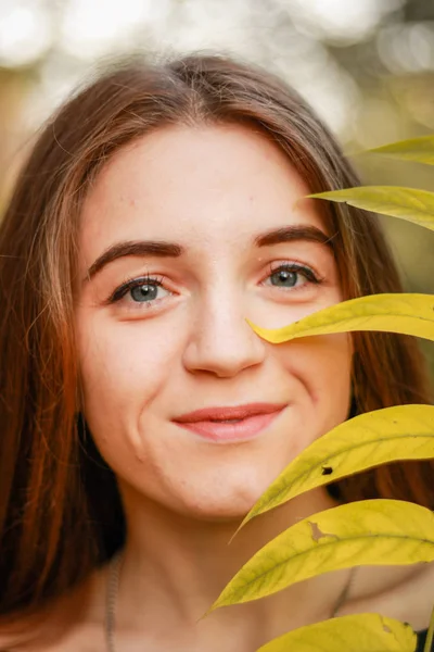 Höstflickeporträtt. Smaragdklänning. Gula blad och träd. P — Stockfoto