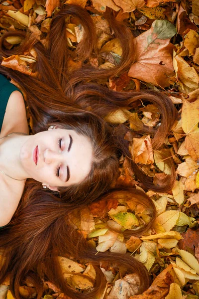 Podzimní dívčí portréty. Smaragdové šaty. Žluté listí a stromy. P — Stock fotografie