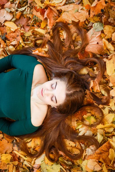 秋の少女の肖像画。エメラルドのドレス黄色の葉と木。P — ストック写真