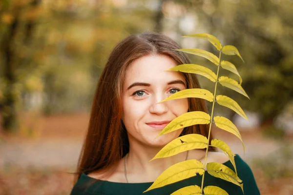 Höstflickeporträtt. Smaragdklänning. Gula blad och träd. P — Stockfoto