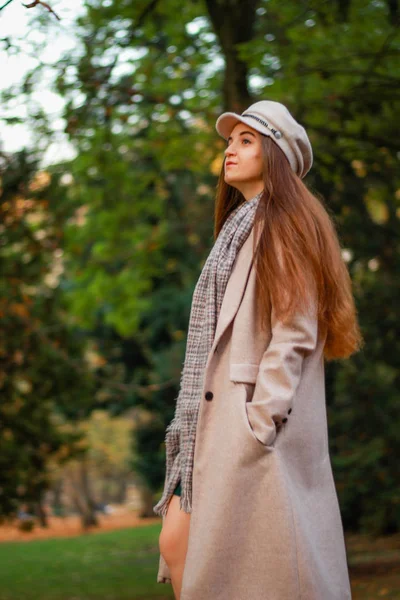 Retratos de chicas de otoño. Abrigo beige, sombrero, zapatillas blancas. Éxito — Foto de Stock
