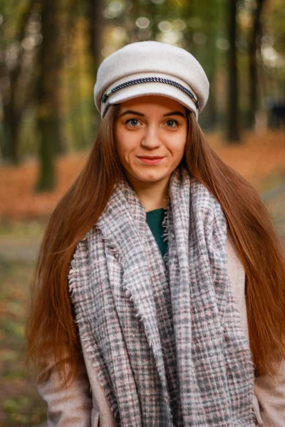 Herbstliche Mädchenporträts. Beiger Mantel, Hut, weiße Turnschuhe. Erfolg — Stockfoto